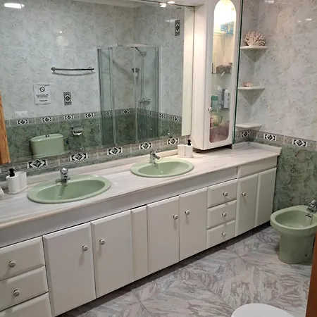 Spacious In Noelia With Private Pool, Garden & Parking Hébergement de vacances *
